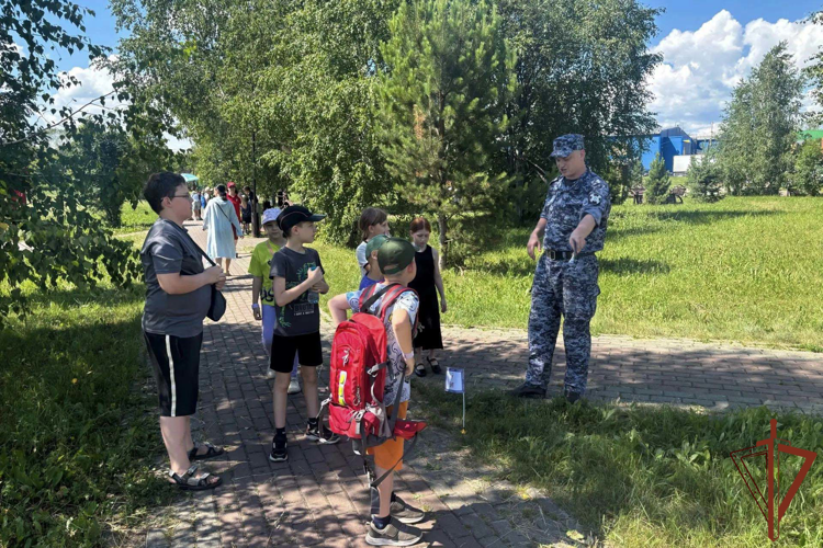 В рамках акции «Каникулы с Росгвардией» стражи правопорядка провели патриотические встречи с детьми в Сибири