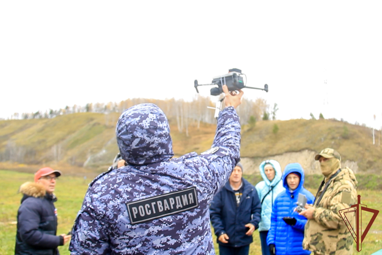 Росгвардейцы в Кузбассе помогли юному изобретателю испытать беспилотную систему поиска людей