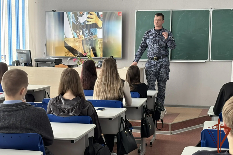 Росгвардейцы провели серию встреч с подрастающим поколением в регионах Сибири