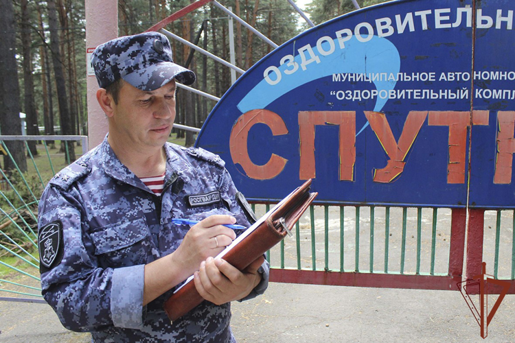 В Сибири сотрудники Росгвардии проверяют безопасность детских оздоровительных лагерей