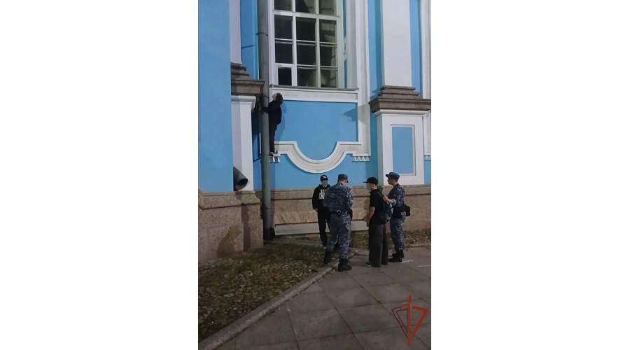 Росгвардейцы пресекли попытку руферов подняться на крышу Смольного собора в Санкт-Петербурге (видео)