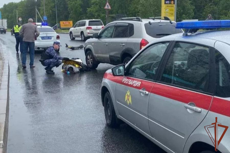 Сотрудники Росгвардии в Санкт-Петербурге оказали доврачебную помощь несовершеннолетней, пострадавшей в результате ДТП