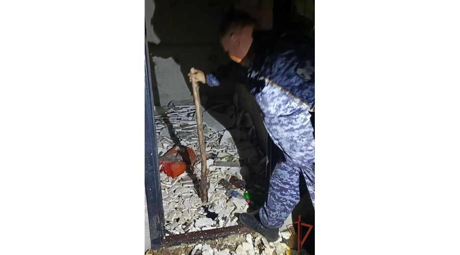 В Санкт-Петербурге росгвардеец спас упавшую в затопленную шахту лифта девочку (видео)