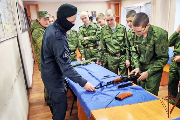 Росгвардейцы в Сибири проводят для молодежи профориентационные и патриотические мероприятия