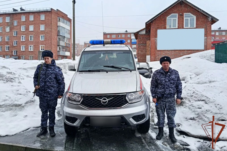 Сотрудники Росгвардии помогли эвакуировать жильцов во время пожара в Шерегеше