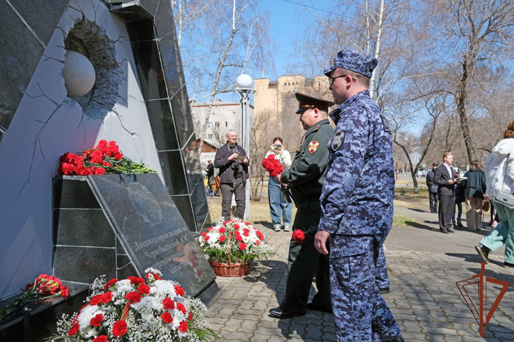 Росгвардейцы в Сибири почтили память героев-ликвидаторов последствий аварии на Чернобыльской АЭС