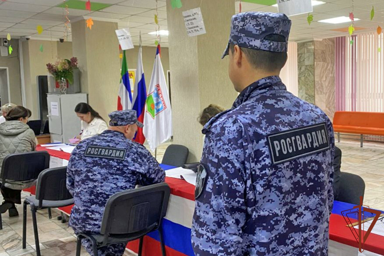 Росгвардейцы в регионах Сибири участвуют в Едином дне голосования