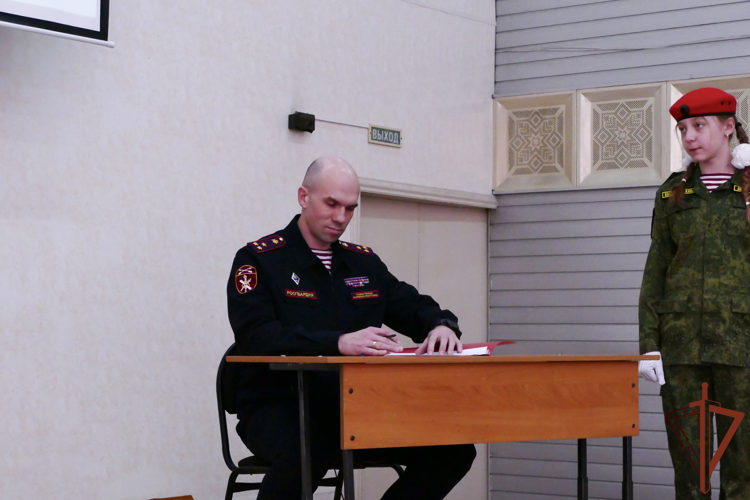 В Кузбассе Росгвардия дала старт работе профильных кадетских классов