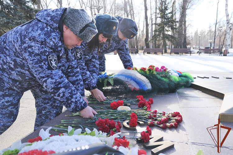 Память защитников Отечества почтили росгвардейцы в регионах Сибири