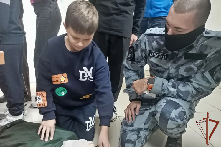 Профориентационные и патриотические мероприятия провели росгвардейцы для молодежи в Сибири