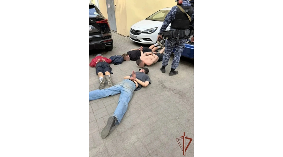 Росгвардейцы задержали стрелявшего из пускового устройства рядом с жилыми домами в центре Санкт-Петербурга (видео)