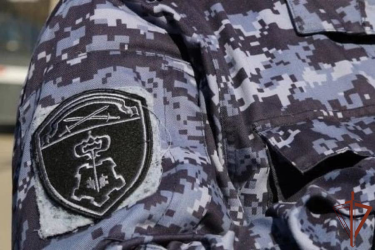 В Санкт-Петербурге сотрудники Росгвардии передали полицейским потерявшуюся девочку