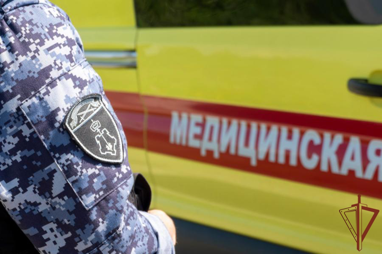 Сотрудники Росгвардии пришли на помощь пострадавшему в результате ДТП в Санкт-Петербурге