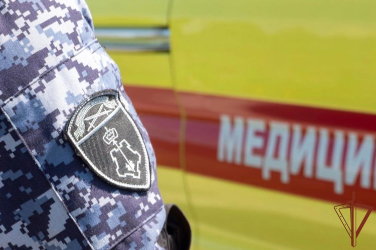 В Санкт-Петербурге росгвардейцы спасли мужчину, пытавшегося осколком стекла нанести себе ранения (видео)