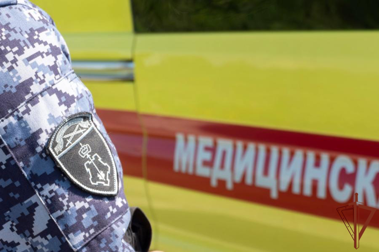 Сотрудники Росгвардии оказали доврачебную помощь пенсионеру, которому внезапно стало плохо на улице в Ленинградской области
