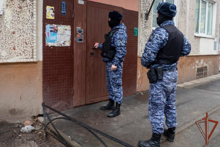 В Санкт-Петербурге росгвардейцы пришли на помощь ребенку, оставленному без присмотра в квартире в антисанитарных условиях