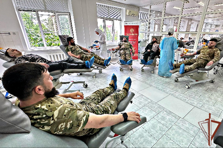 В Грозном военнослужащие Росгвардии приняли участие в акции «От сердца к сердцу»