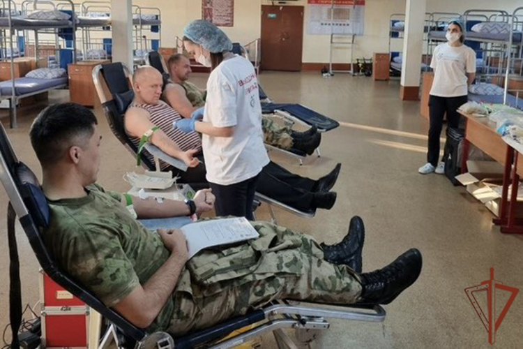 В честь 55-летнего юбилея Новосибирского военного института Росгвардии 55 военнослужащих стали донорами крови