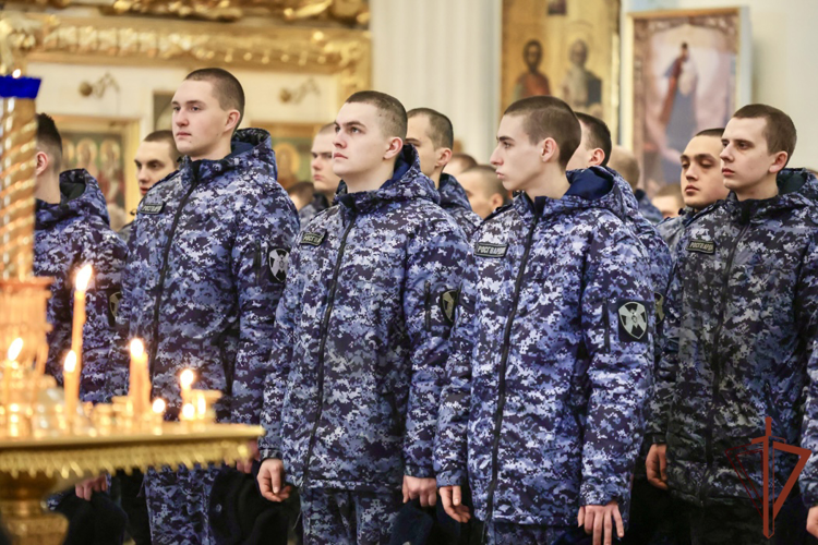 Росгвардейцы приняли участие в Божественной литургии, которую совершил митрополит Санкт-Петербургский и Ладожский