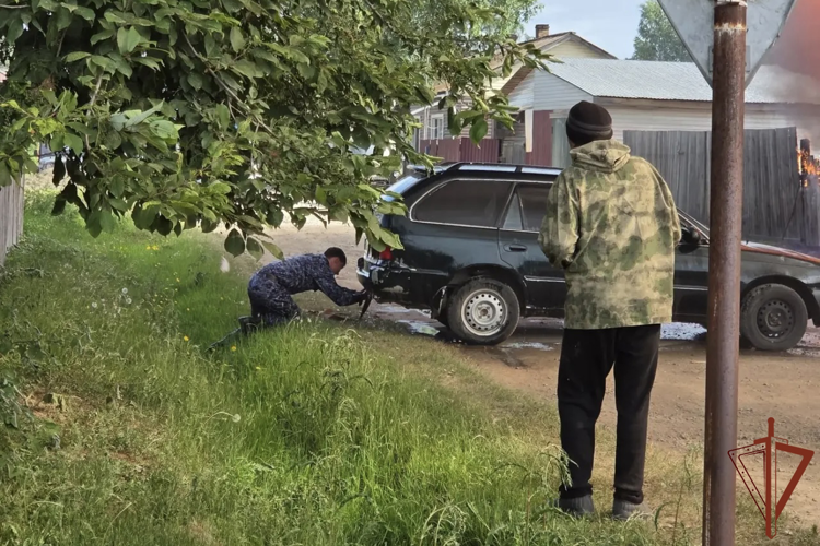 Сотрудники Росгвардии оказали помощь при ликвидации пожара в селе Красноярского края