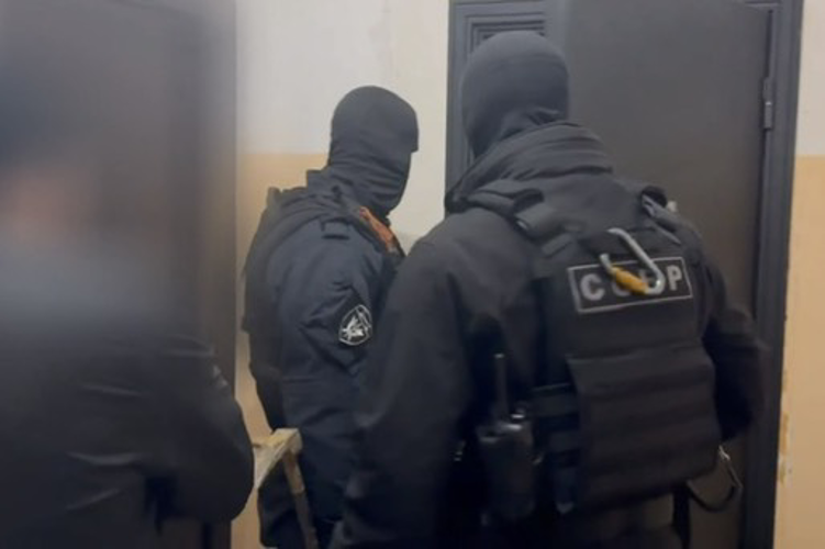 При содействии СОБР Росгвардии в Новосибирске задержаны подозреваемые в реализации контрафактной алкогольной и табачной продукции (видео)