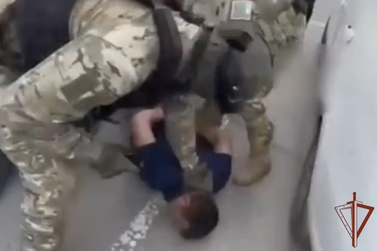 В Рязани при силовой поддержке Росгвардии задержан подозреваемый в вымогательстве (видео)