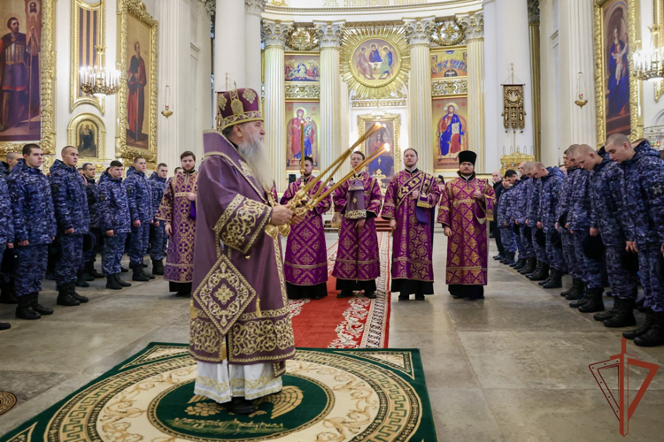 Росгвардейцы приняли участие в Божественной литургии, которую совершил митрополит Санкт-Петербургский и Ладожский