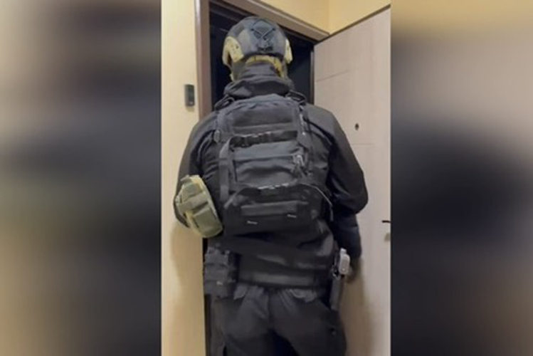 В Новосибирске при содействии Росгвардии задержан аварийный комиссар, подозреваемый в мошенничестве в сфере автострахования (видео)
