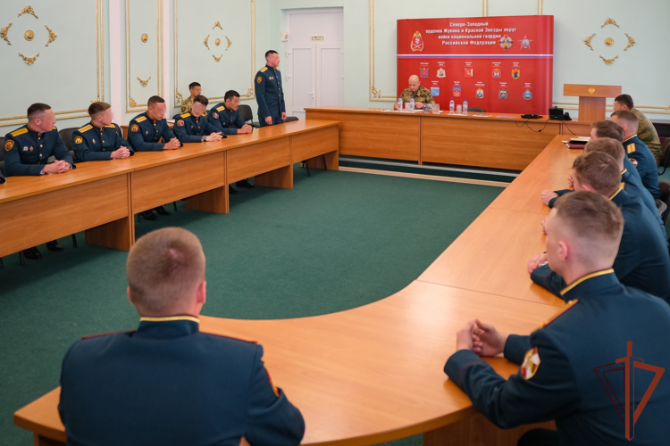Командующий Северо-Западным округом Росгвардии провел встречу с выпускниками военных вузов