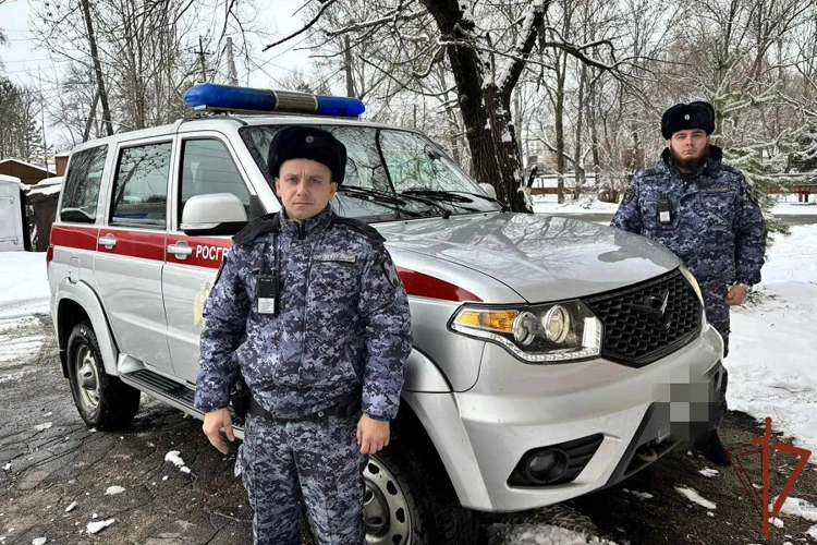 В Хабаровском крае сотрудники Росгвардии помогли водителю грузовика, пострадавшему в ДТП