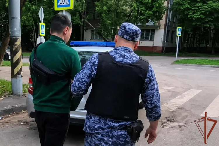 На востоке Москвы сотрудники Росгвардии задержали подозреваемого в незаконном обороте наркотических средств (видео)