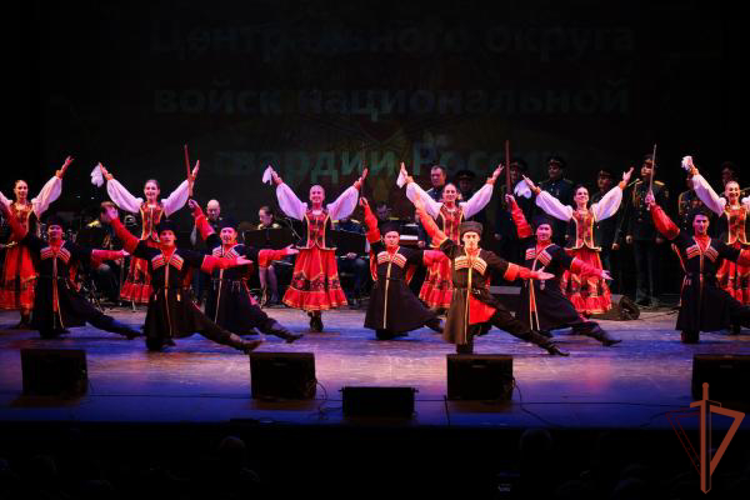 Ансамбль песни и пляски Центрального округа Росгвардии выступил с праздничным концертом в Тамбове