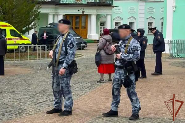 Росгвардейцы обеспечили безопасность праздничного богослужения в Троице-Сергиевой Лавре
