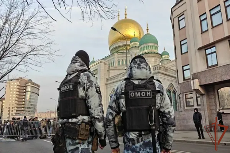 Военнослужащие и сотрудники Росгвардии обеспечили безопасность граждан во время празднования религиозного праздника Ураза-Байрам в Москве (видео)