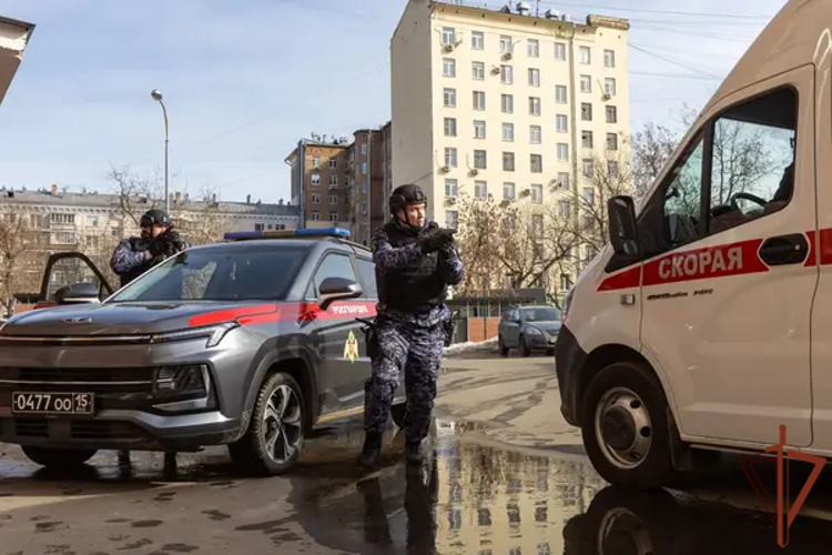 Сотрудники Росгвардии провели тактико-специальную тренировку с участием бригад скорой помощи в Москве (видео)