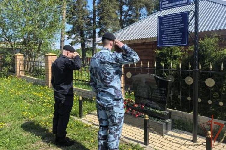 Сотрудники спецподразделения Росгвардии почтили память боевых товарищей в саду памяти во Владимирской области (видео)