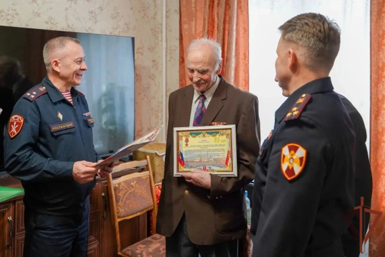 В Москве росгвардейцы поздравили ветерана службы с юбилеем (видео)