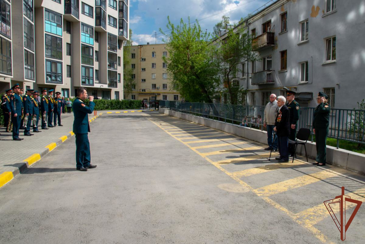 Акцию «Парад у дома ветерана» провели росгвардейцы в Свердловской области (Видео)