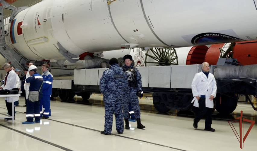 Росгвардейцы обеспечили безопасность транспортировки ракеты-носителя «Протон» на космодроме «Байконур»