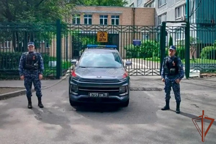 Росгвардейцы обеспечили безопасность проведения Последних звонков в Москве (видео)