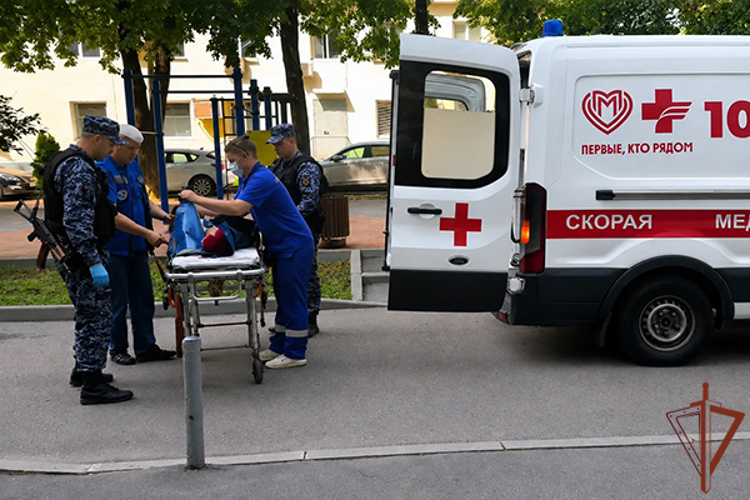 В Москве росгвардейцы оказали помощь медикам и девушке с ограниченными возможностями здоровья (видео)
