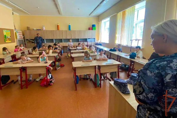 Росгвардейцы провели урок кибербезопасности для школьников в Подмосковье