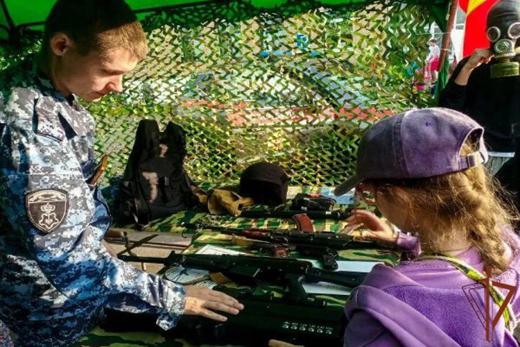 Сотрудники Росгвардии организовали выставку вооружения и спецтехники в Подмосковье