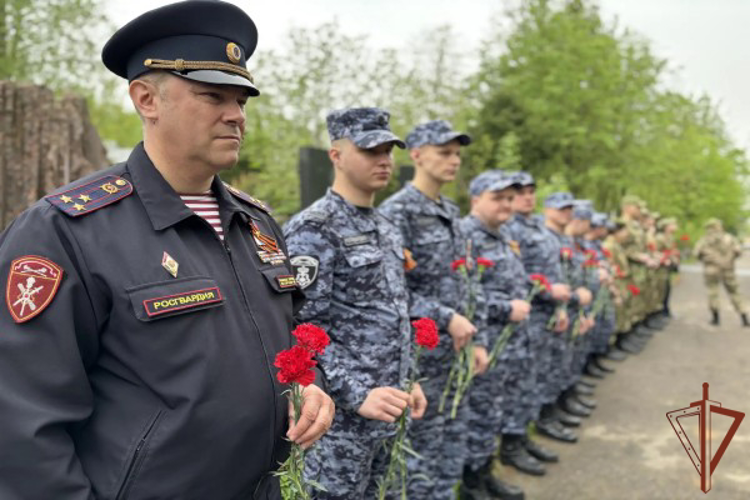 Память Героя Советского Союза Степана Харитоновича Зайцева почтили росгвардейцы на Троекуровском кладбище Москвы