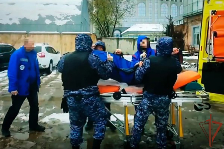В Москве сотрудники Росгвардии оказали помощь мужчине с серьезной травмой ноги (видео)