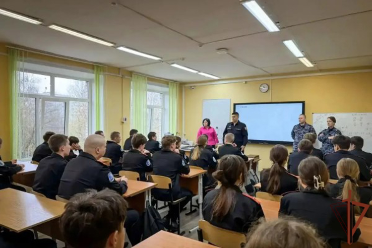 В Москве росгвардейцы провели урок мужества для подшефных кадет