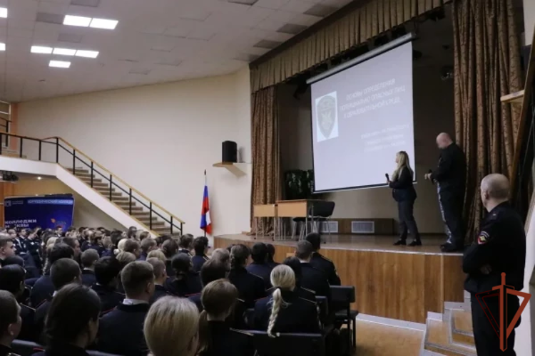 Сотрудники Росгвардии провели урок по антитеррористической безопасности для курсантов подшефного колледжа в Москве