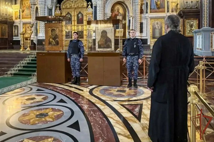 В Москве сотрудники вневедомственной охраны Росгвардии обеспечили безопасность при передаче чудотворных икон Русской православной церкви