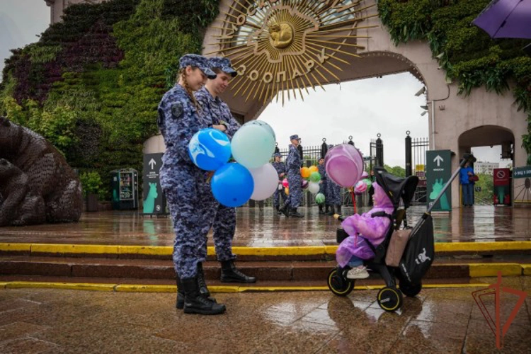 В Москве сотрудники вневедомственной охраны Росгвардии провели праздничную акцию, посвященную Дню защиты детей (видео)