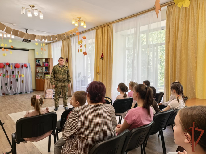 Росгвардейцы подарили детям школьные принадлежности в Брянске